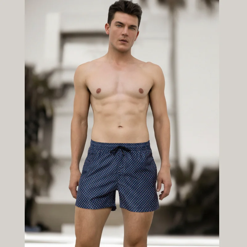 Sumérgete en el estilo con el Bañador Bermuda Geo Ungaro de hombre. Este impresionante bañador en azul navy